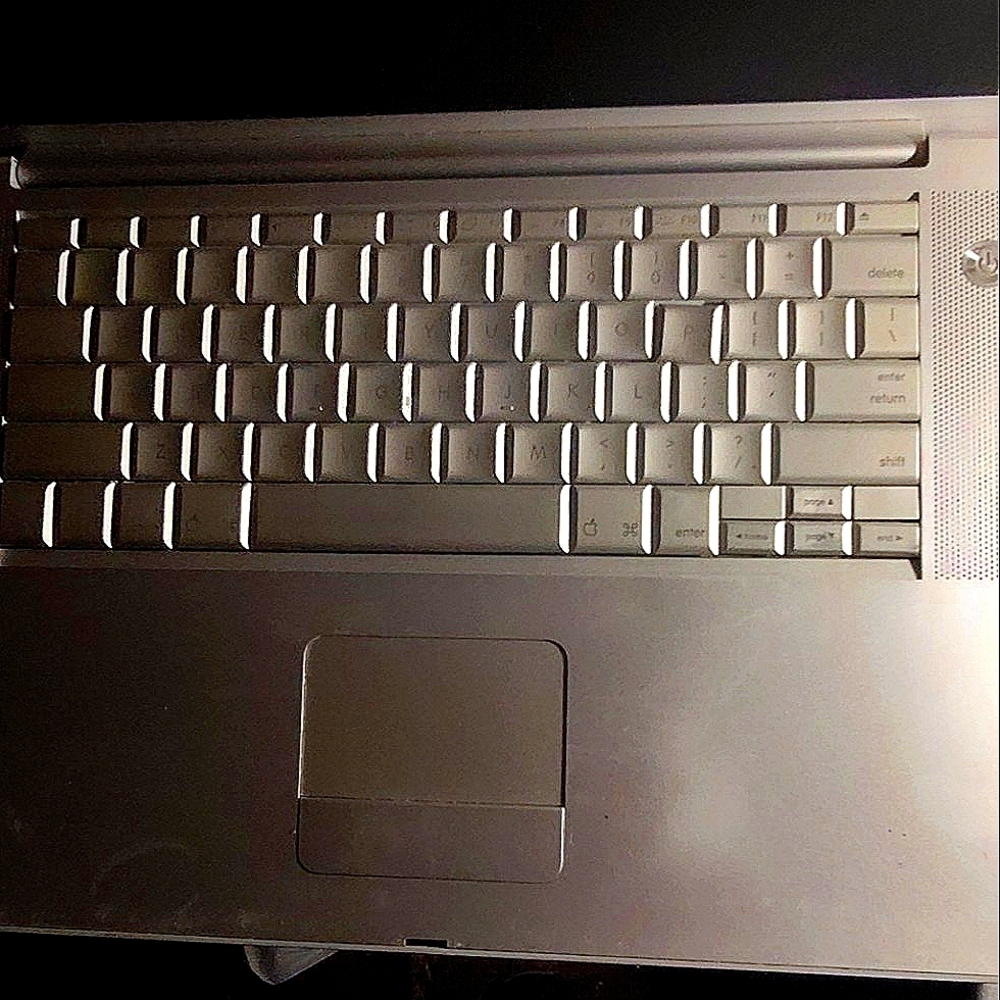 2006 Mac Book Pro.....still working in good order just need charger....